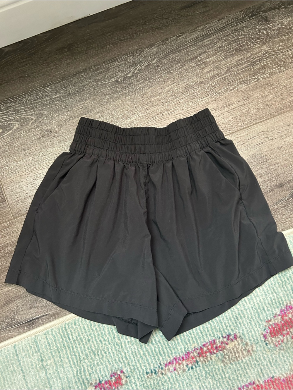 Vuori Villa Shorts in Black - Picture 2 of 5